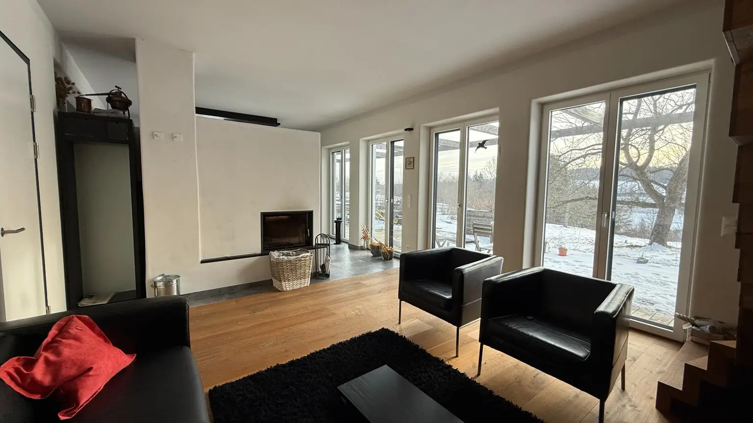 Wohnzimmer mit Blick in die Natur