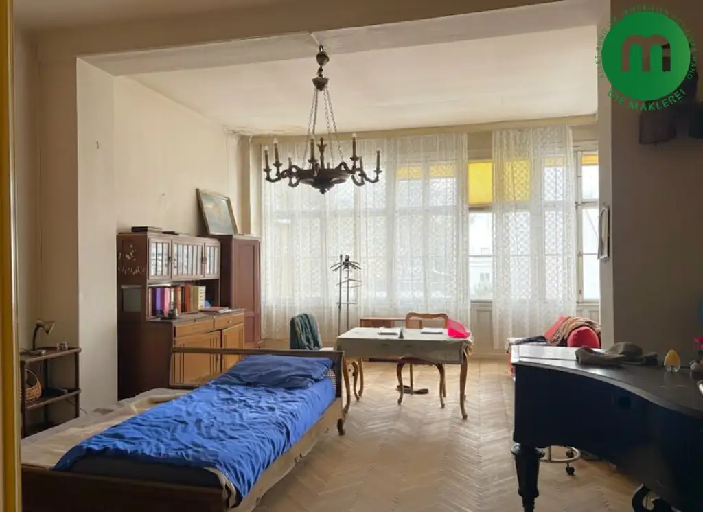 Altbauvilla aus der Jahrhundertwende mit großzügiger Liegenschaft