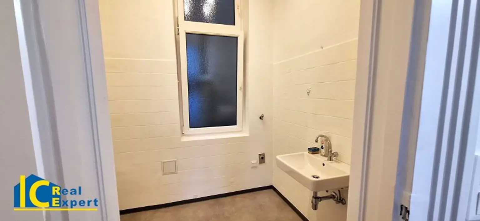 Abstellraum mit Waschmaschinenanschluss und Fenster