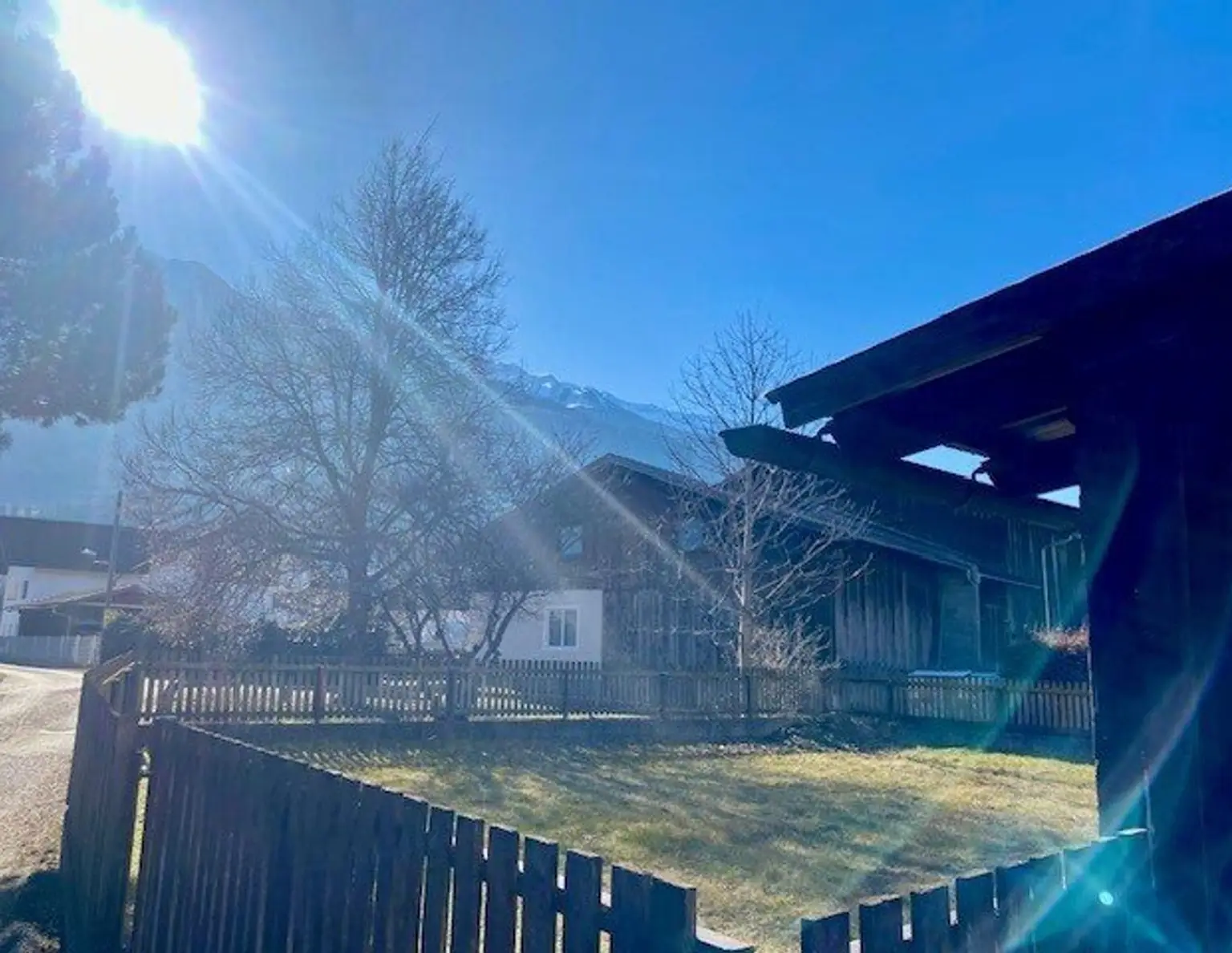 Herrlich, sonniges Baugrundstück (mit Altbestand) in absoluter Ruhelage in Oberhofen