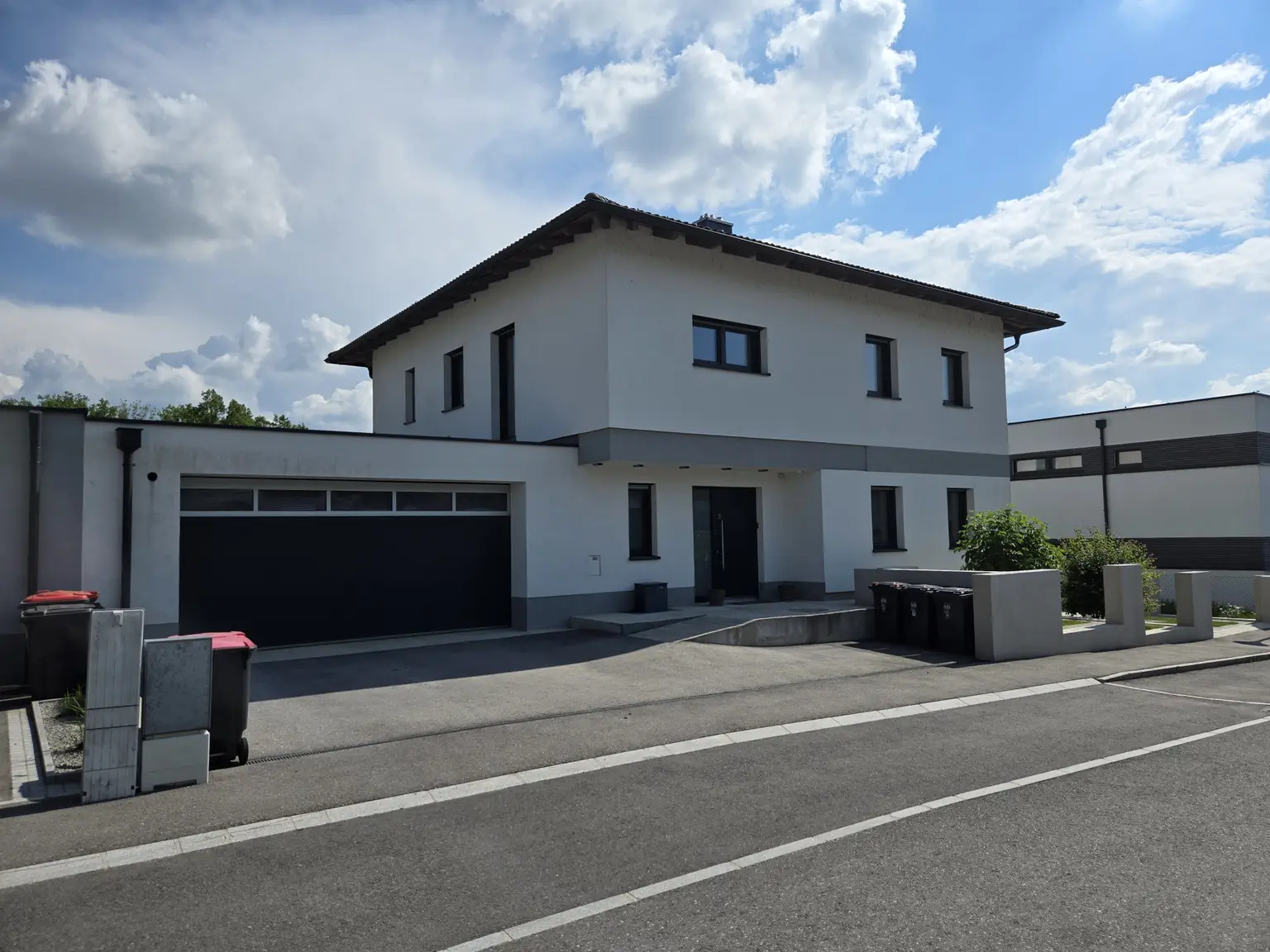 Barrierefreier Hauszugang und Doppelgarage - Zufahrtstraße Nord-Westen