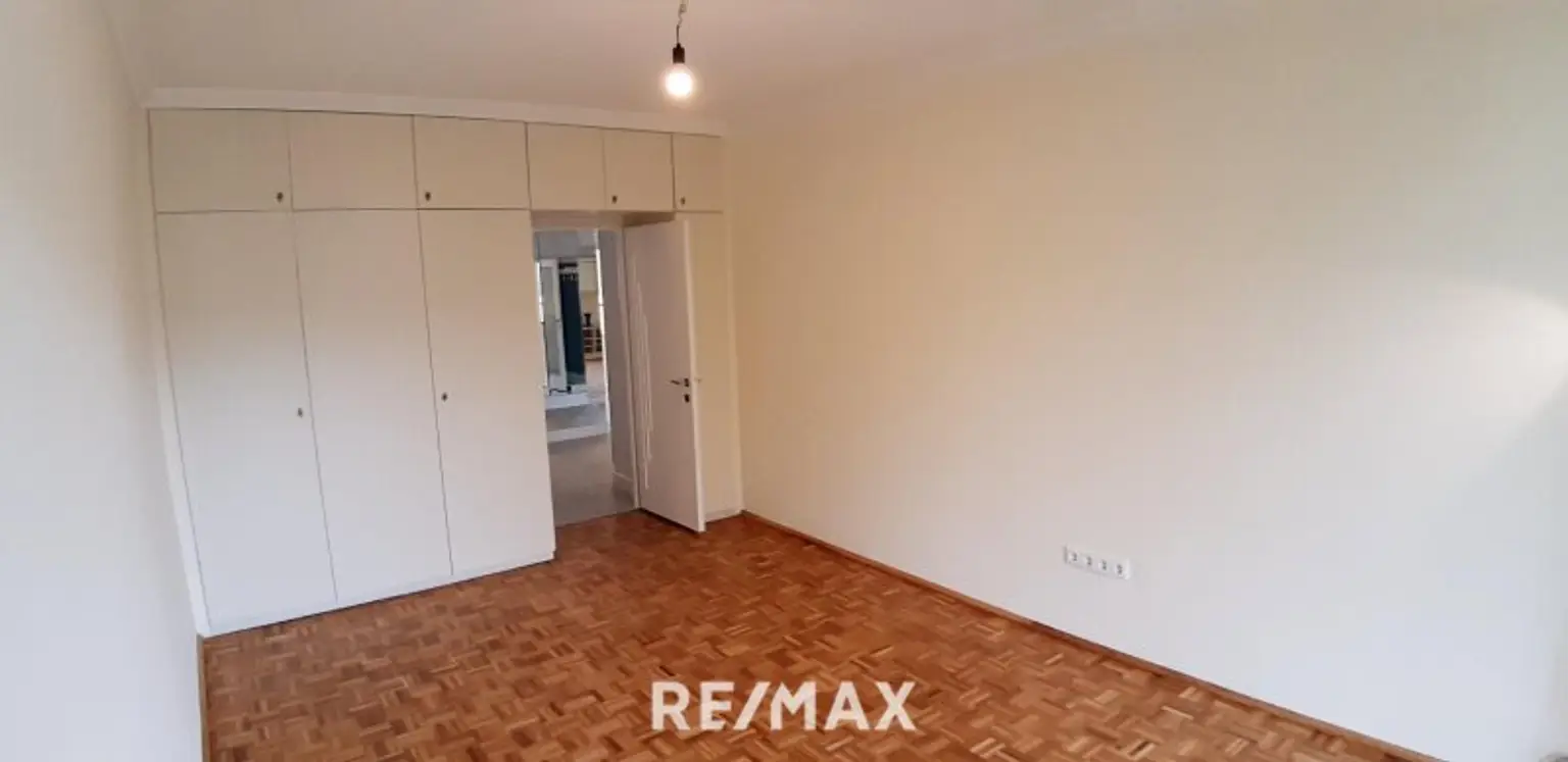 1. Etage Zimmer 1, Einbauschr.  Blick z. Vorr.