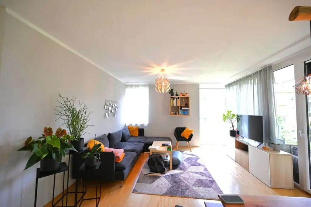 Helle Wohnung mit Balkon in den grünen Innenhof & Tiefgaragenplatz