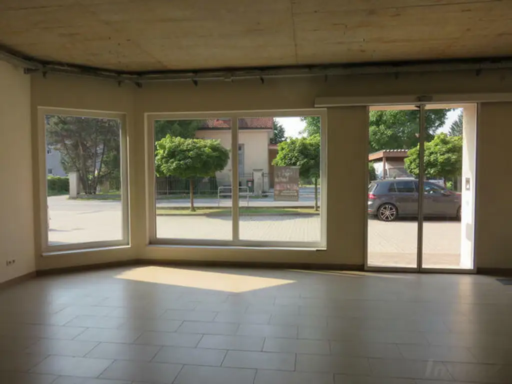 Sofortbezug: Portal-Geschäftslokal - Büro, barrierefrei - keine Gastronomie!