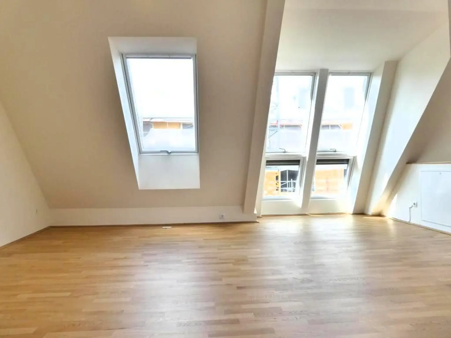 Fenster mit elektrischen Außenjalousien