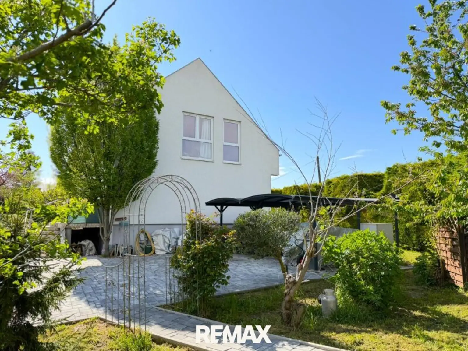 9 Haus -Einfahrt-Carport