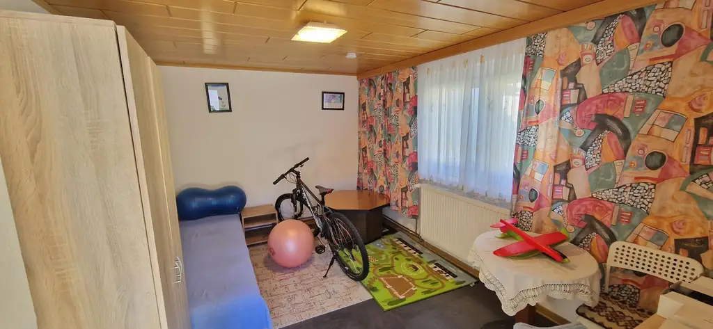 Charmantes, bezugsfertiges Haus mit Garten, Sommerküche und Gästezimmer