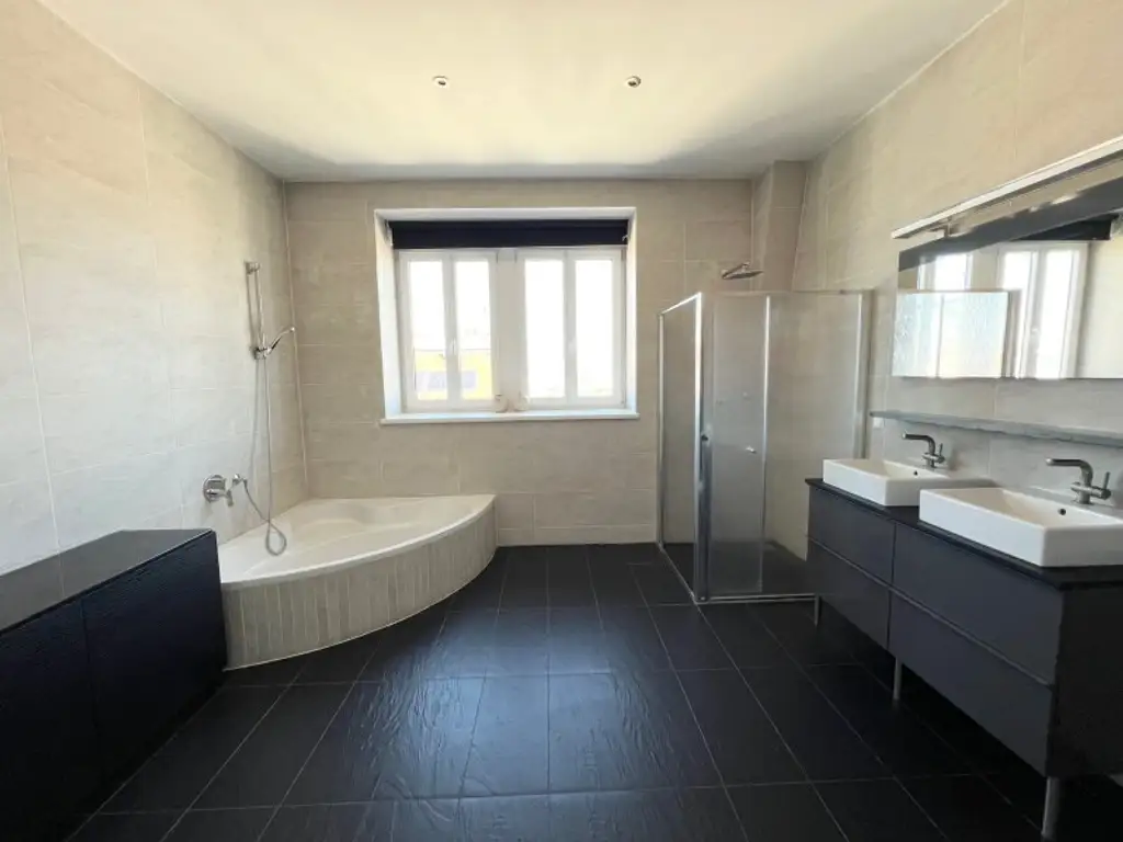 2-Zimmer-Dachgeschosswohnung mit Traumblick! 66 m2 in Top-Wohngegend, U1 Nähe!