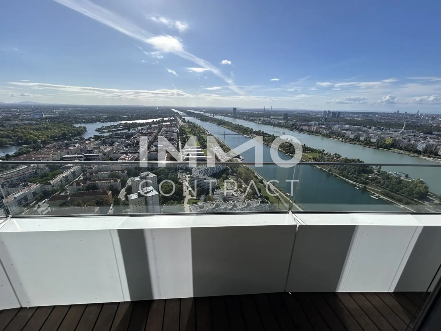 Möbliertes Apartment im 42. Stock mit Weitblick auf die Donau! Pool, Spa und Fitness inklusive!