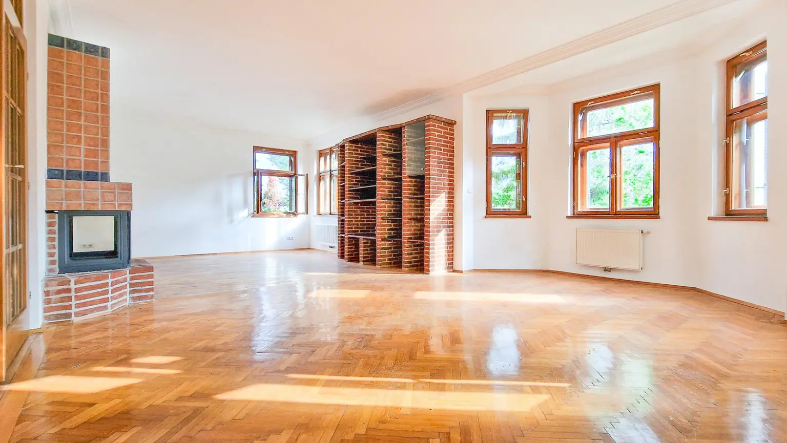 Grüne Oase in Prestige-Lage, Stilvilla mit ca. 1.600 m² Grund, Gästehaus, 2 Garagen und großem Pool
