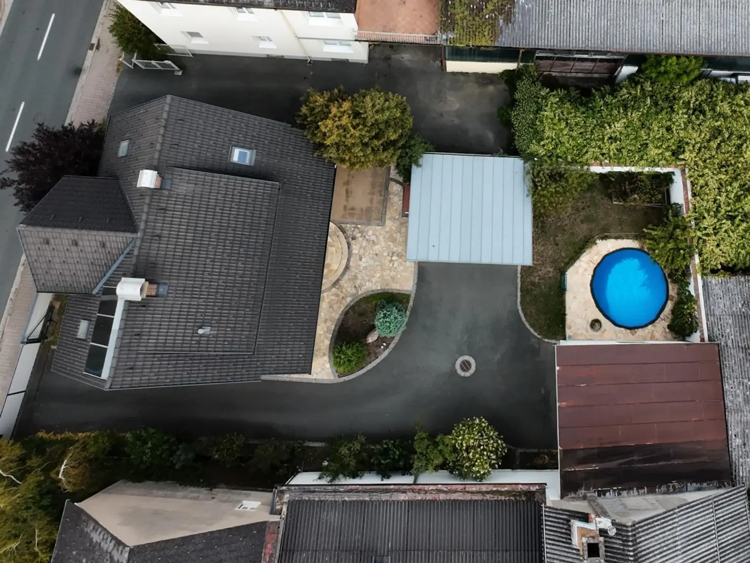 Vielseitiges Einfamilienhaus mit Pool, Garagen und großem Potenzial in Leibnitz