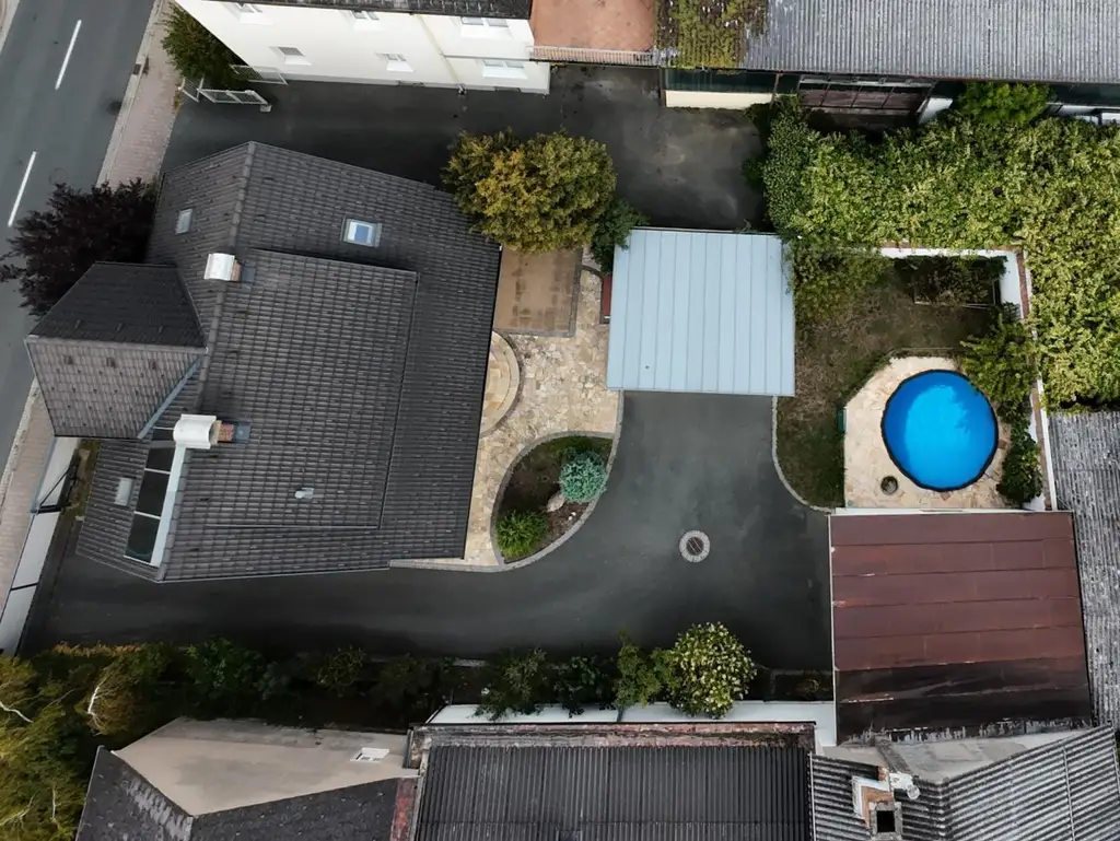 Vielseitiges Einfamilienhaus mit Pool, Garagen und großem Potenzial in Leibnitz