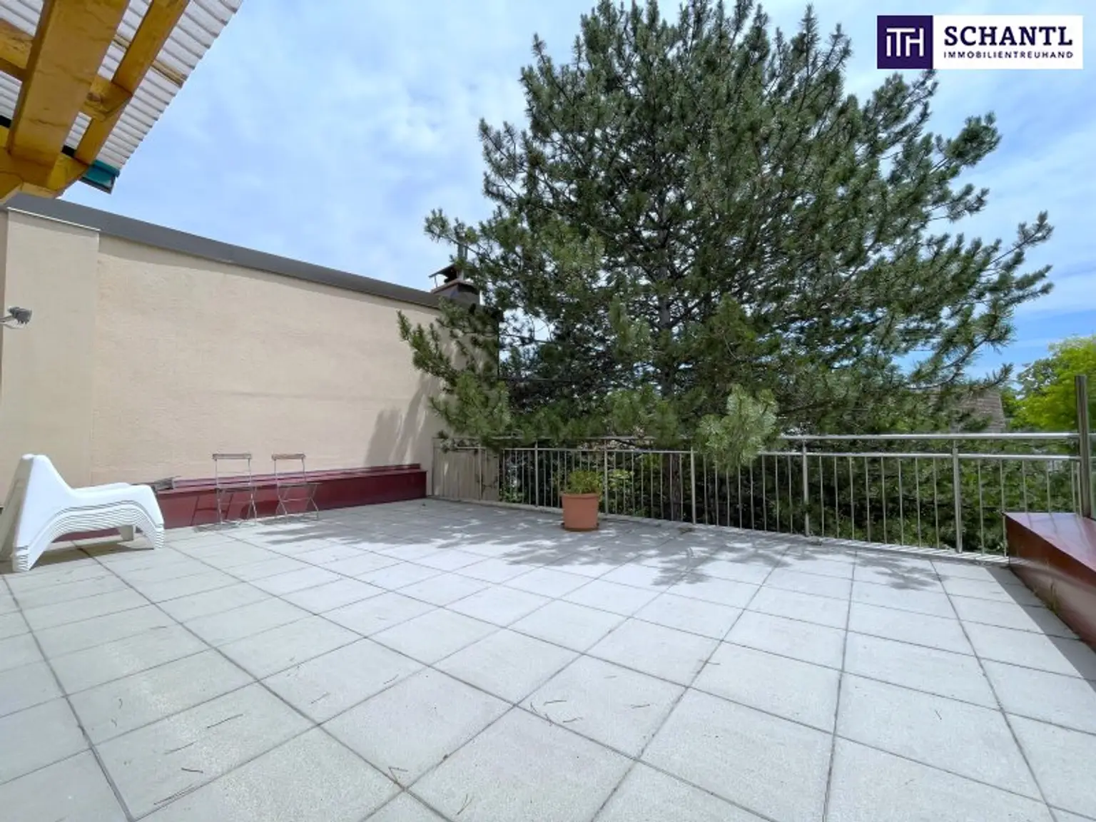 Großzügig. Hell. Ungestört. Penthouse-Feeling mit riesigen Fensterfronten und 40 m² großer Terrasse im Zentrum von Unterwaltersdorf!