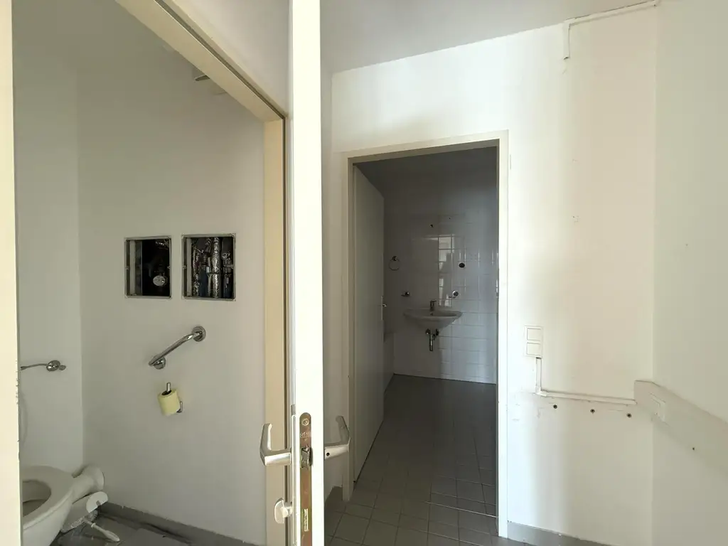 Eine helle, renovierungsbedürftige 3-Zimmer Wohnung // A bright 3-room apartment in need of renovation //