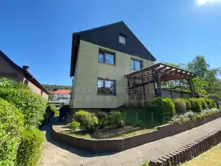 Hausansicht mit überdachter Terrasse