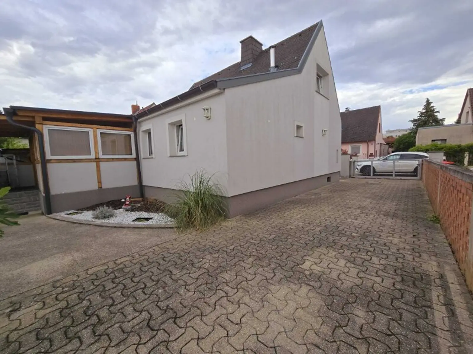 Charmantes Einfamilienhaus 125m² wohnfl. mit 791m²  Garten und überdachte Terrasse und Kaminanschluss in Leobersdorf – S-Bahn in der Nähe!
