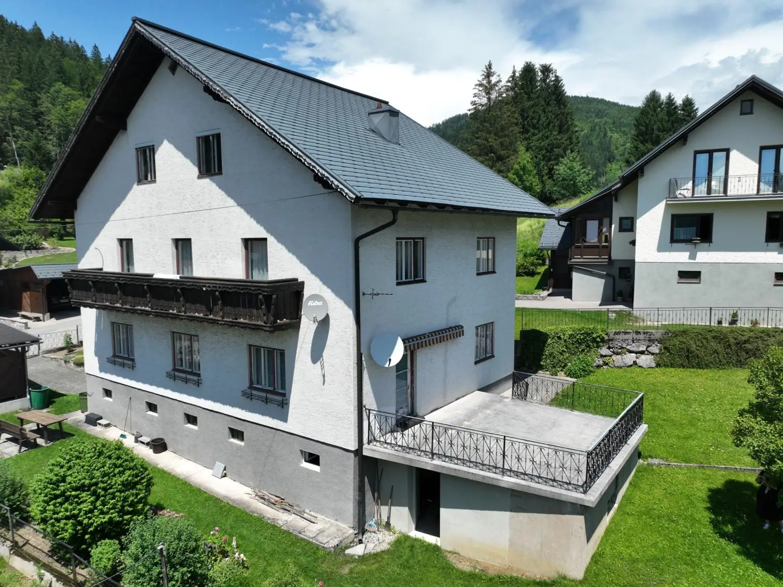 Haus mit Terrasse und Balkon