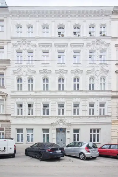 Sanierungsbedürftig | 3 Zimmer Altbau-Wohnung | ruhige Innenhoflage | zentral begehbar