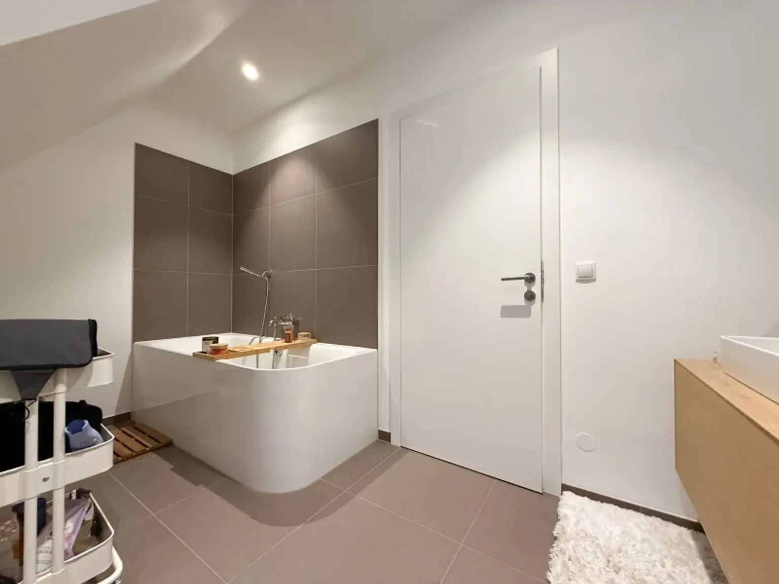 TOP MODERNE 2-Zimmer DG-Wohnung in bester City Lage zu vermieten!