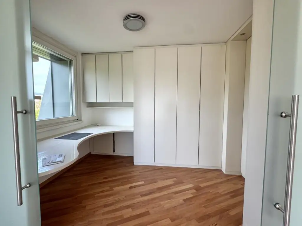 Residieren mit Blick ins Grüne - renovierte Dachgeschosswohnung mit 2 Terrassen - U4 Ober St. Veit
