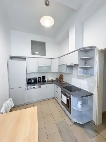 Büro / Ordination im Erdgeschoss mit Terrasse! 95,70 m2 Vier separate Räume mit 47 m2 Kellerfläche! Nähe Thaliastraße!