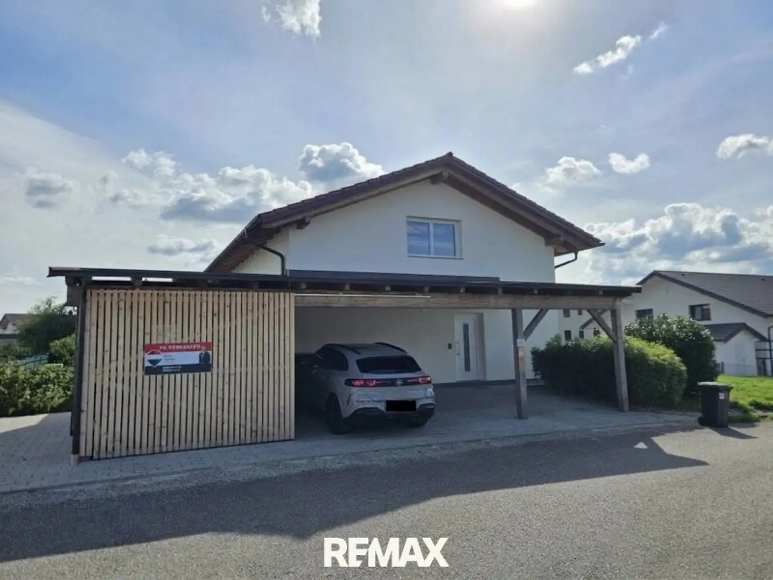 Haus mit 3 Carports
