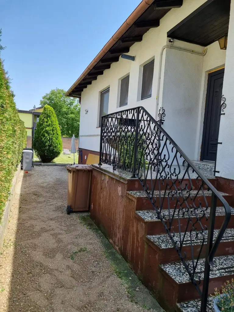 LIEBEVOLLER BUNGALOW MIT GEPFLEGTEM GARTEN IN TRAUMHAFTER RUHELAGE