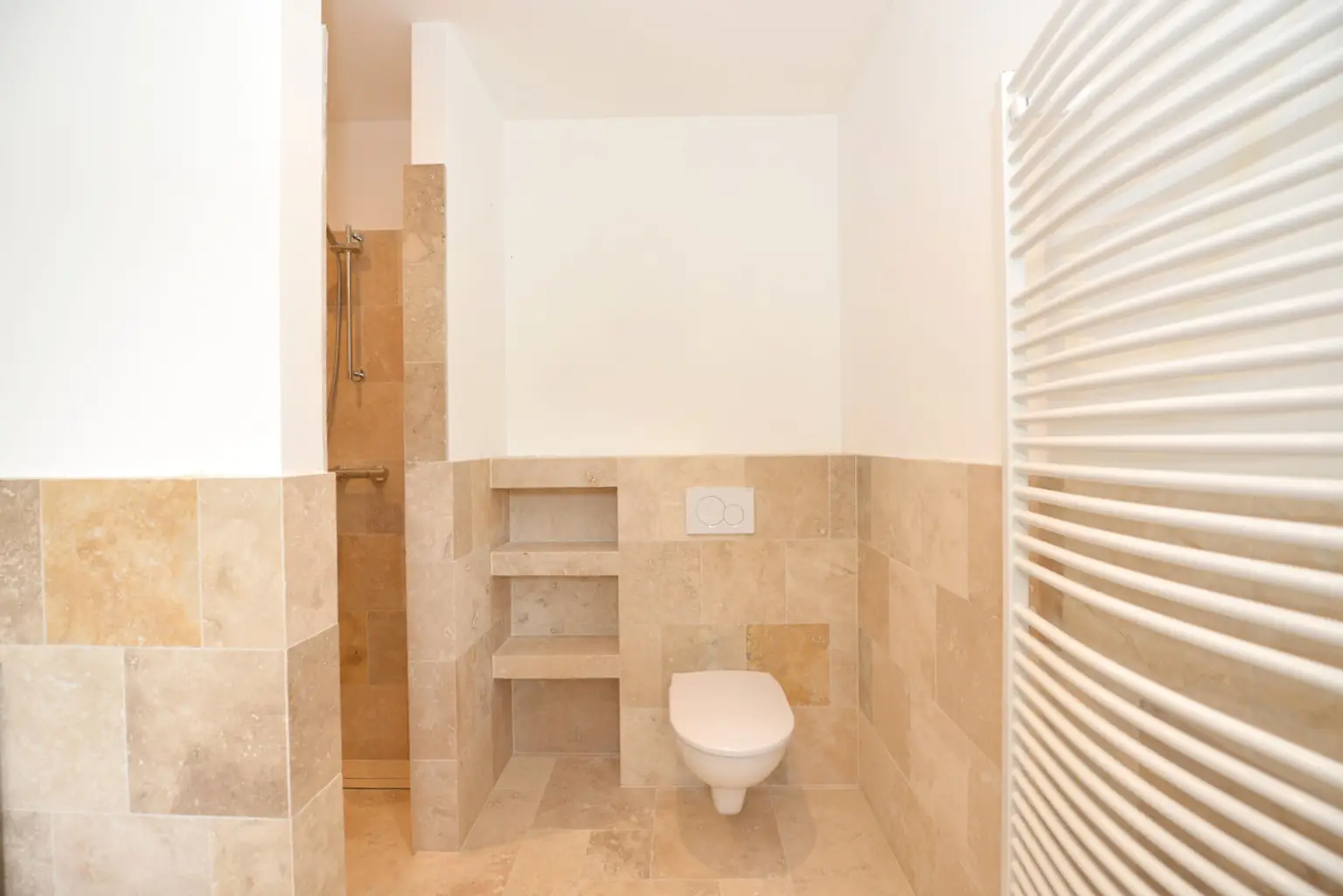 GROßZÜGIGE VILLA IN PURKERSDORF MIT 426 M², SAUNA, POOL, WINTERGARTEN & BESTER ANBINDUNG NACH WIEN