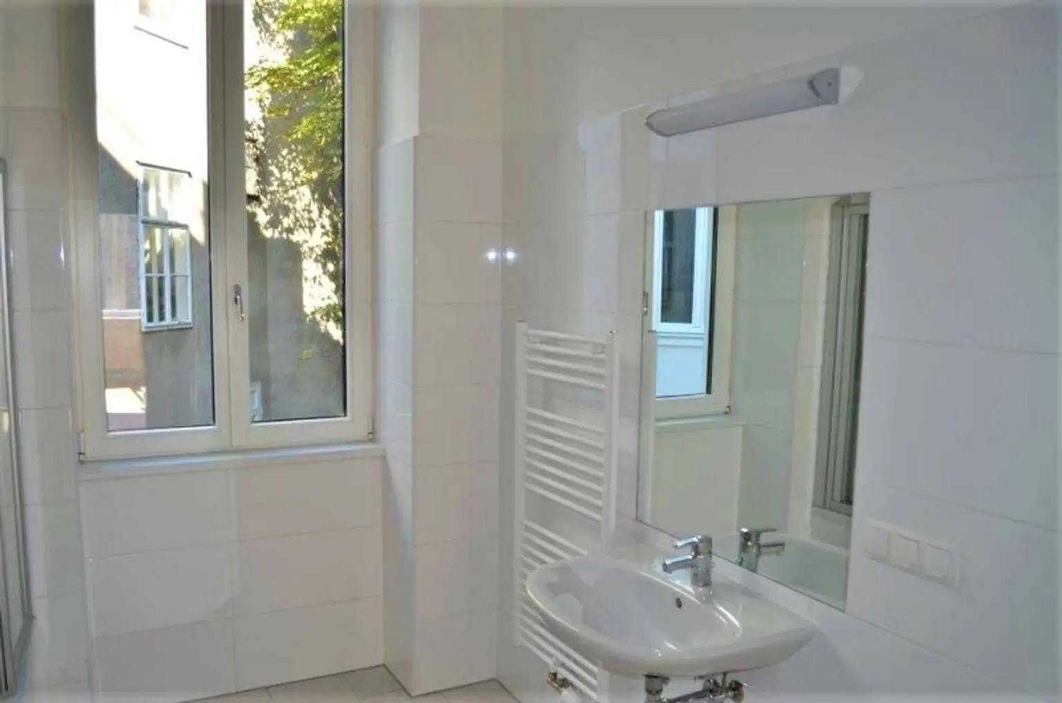 LAZARETTGASSE - NADLERGASSE, AKH-Nähe, sonnige 68 m2 Altbau, 2 Zimmer, Wohnküche, Wannenbad, Parketten, SAT/TV, 3. Liftstock