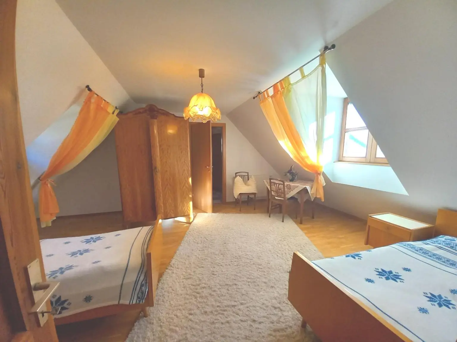 LANDHAUS MIT GROSSEM, SONNIGEN GRUND AM WALDRAND