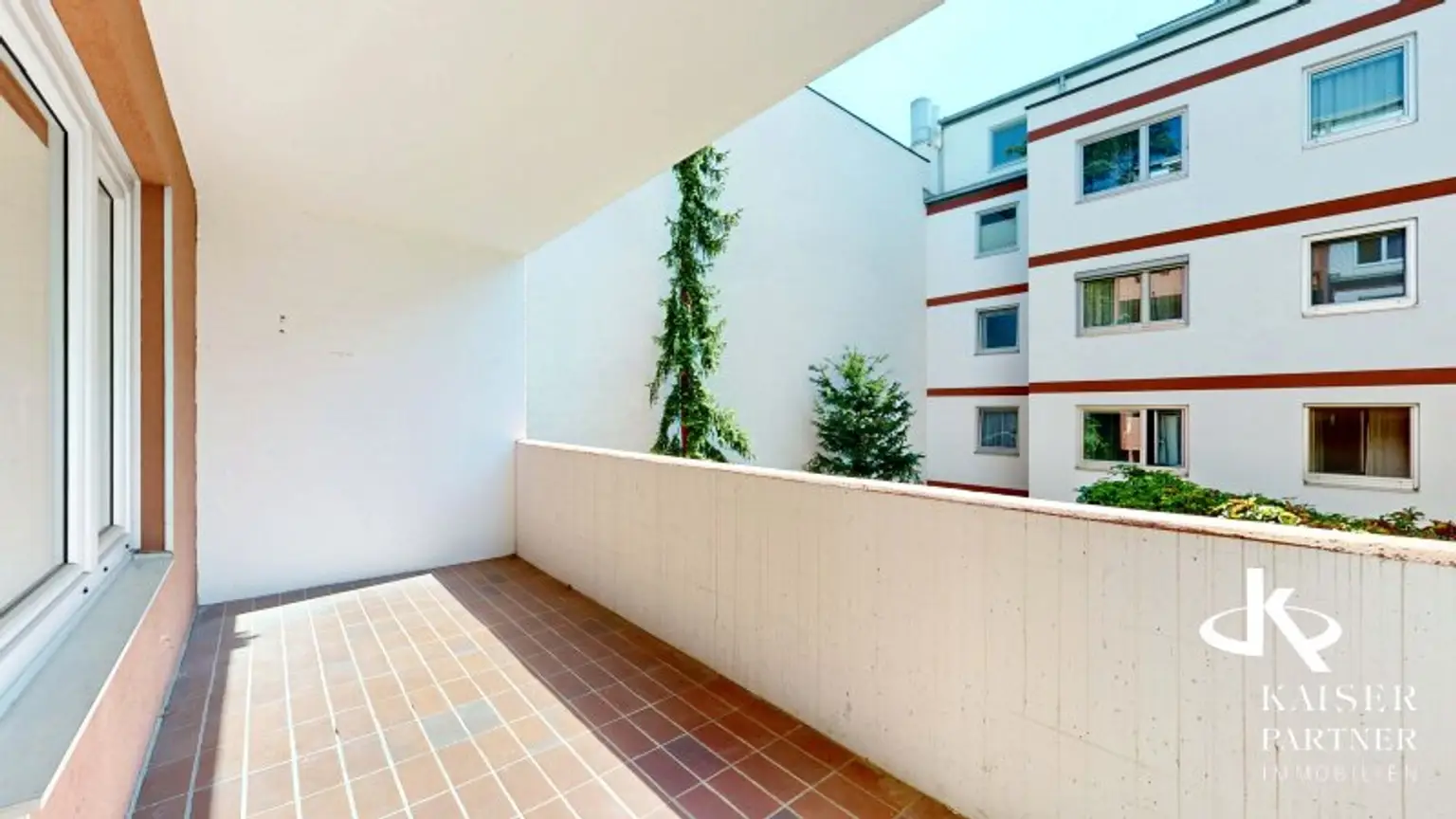 Geräumige 4-Zimmer-Wohnung mit Loggia mit viel Potential, Nähe Kennedybrücke!