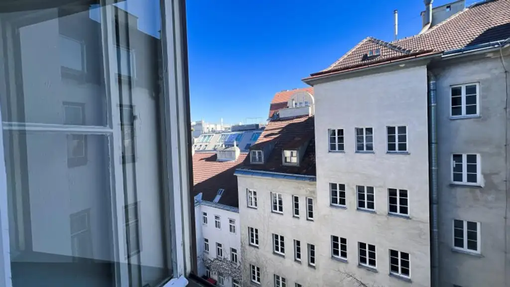 Altbau-Charme! 67 m² Wohnung beim Naschmarkt mit exklusiver Balkon-Möglichkeit in generalsaniertem Haus