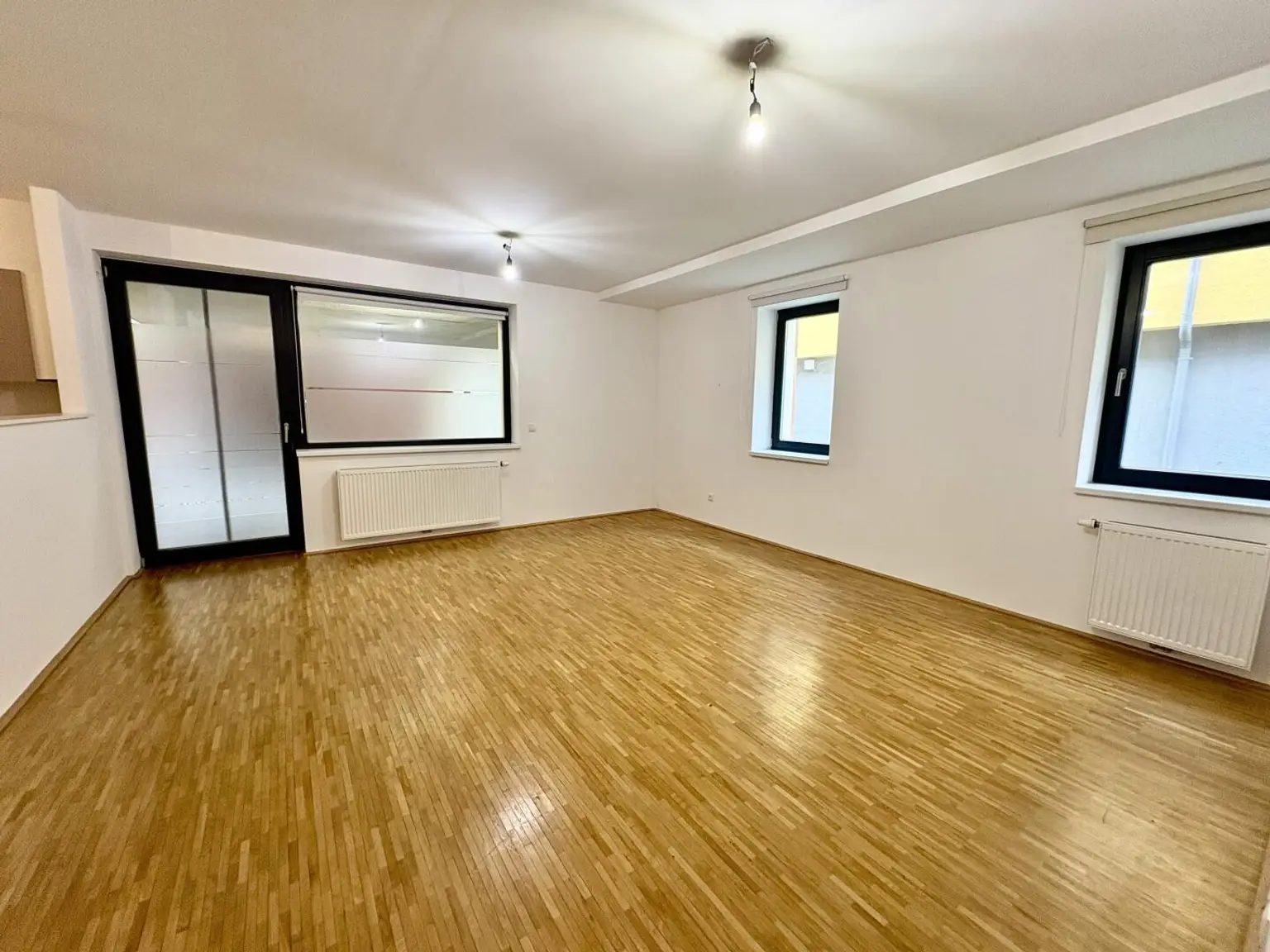 Wohnzimmer mit Ausgang auf die Terrasse