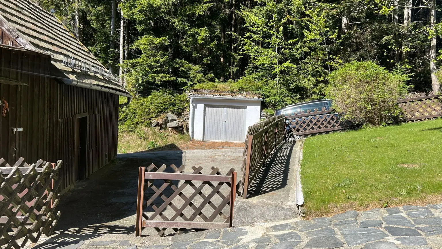 Abstellplatz vor dem Nebengebäude