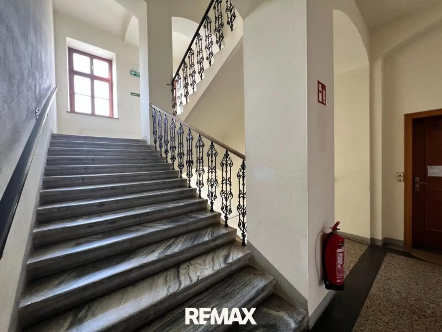 Charakteristisches Zinshaus im Ortszentrum