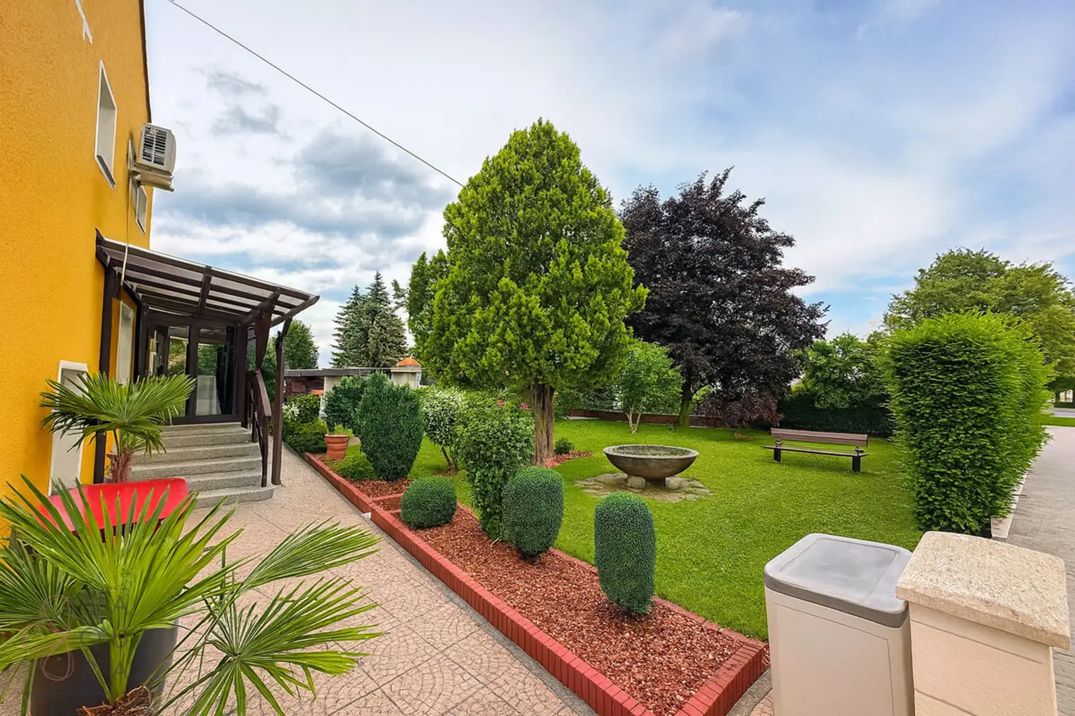 Charmantes Einfamilienhaus mit Einliegerwohnung, Garten und Garage – vielseitig nutzbar