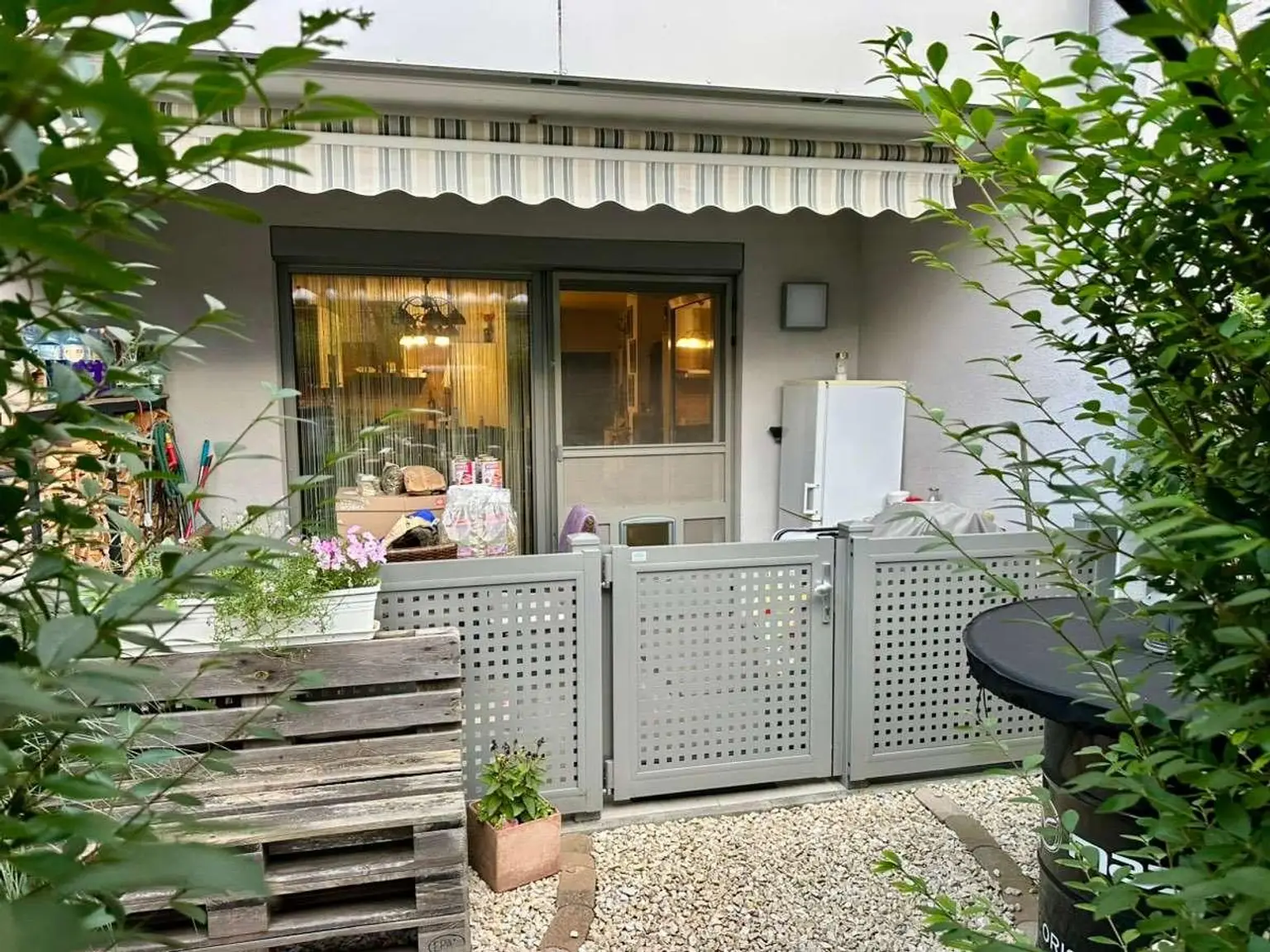 Provisionsfreie helle 3 Zimmerwohnung mit Kaufoption, inkl. kleinem Garten, Terrasse und PKW-Platz;