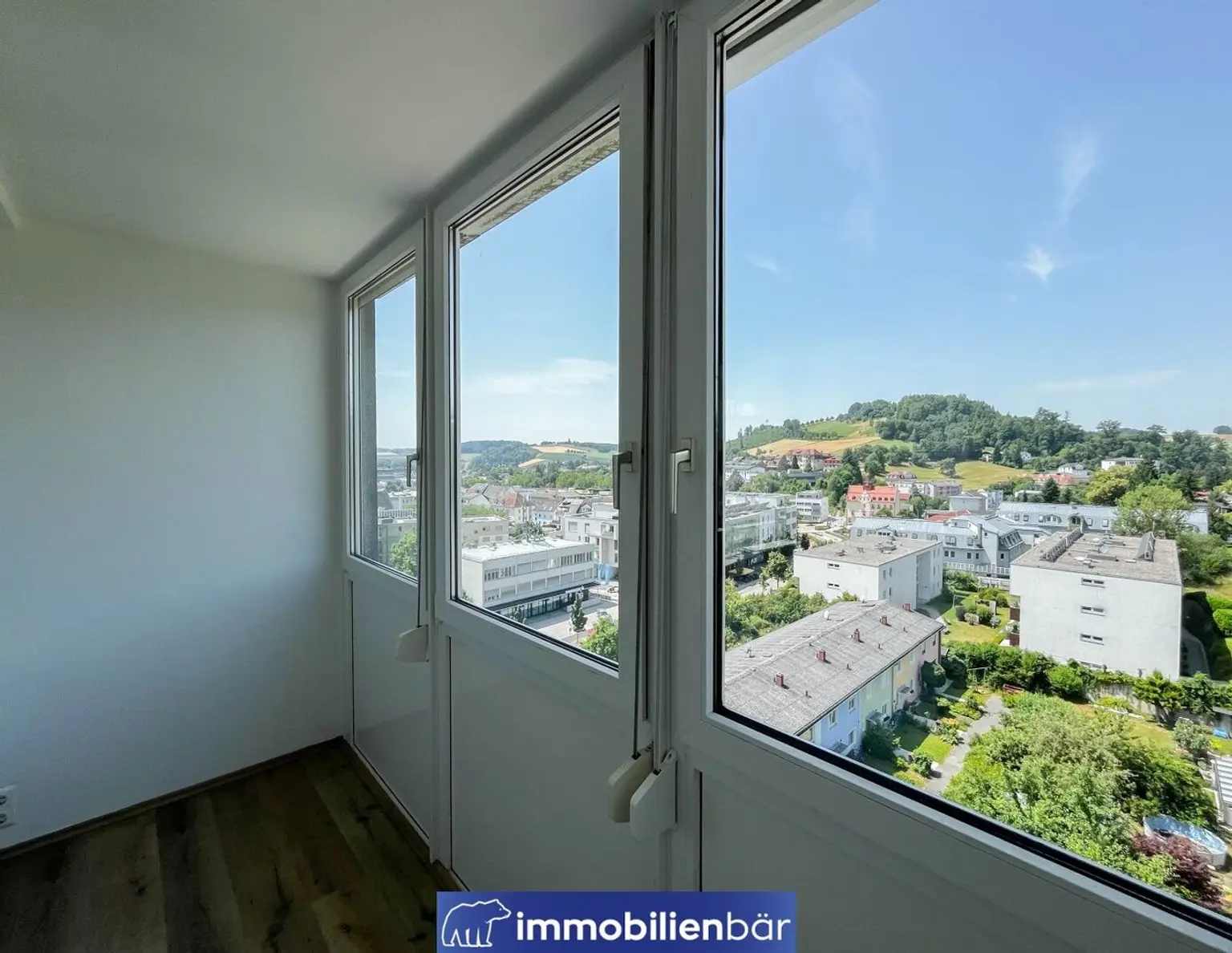 Wohnen mit Aussicht: Helle 2-Zimmer-Wohnung im 7. Stock mit Fernblick