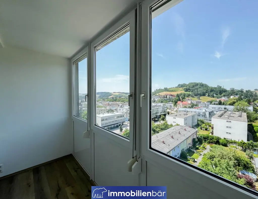 Wohnen mit Aussicht: Helle 2-Zimmer-Wohnung im 7. Stock mit Fernblick
