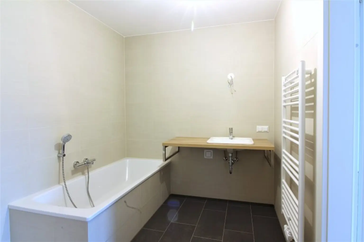 Modernes Wohnen über den Dächern Wiens – 3-Zimmer-Dachgeschosswohnung mit großer Terrasse in Ruhelage