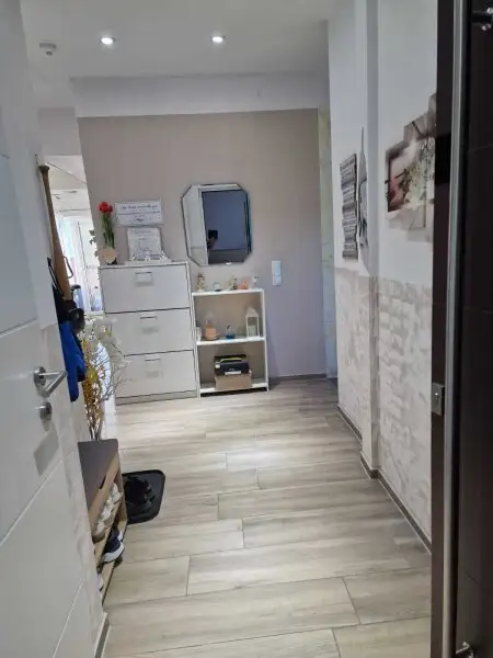 Großzügiges Einfamilienhaus mit 2 Wohneinheiten und Pool