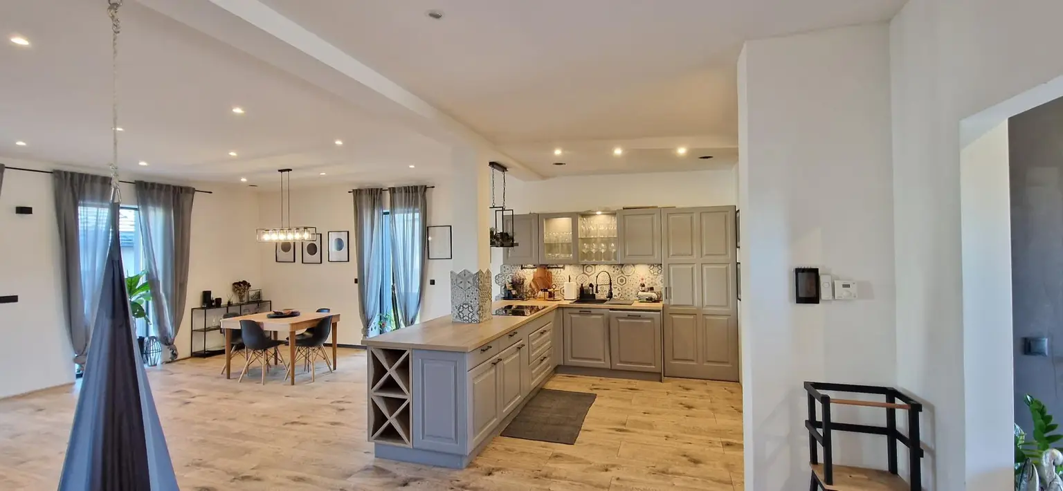 Wohn-Esszimmer mit Küche