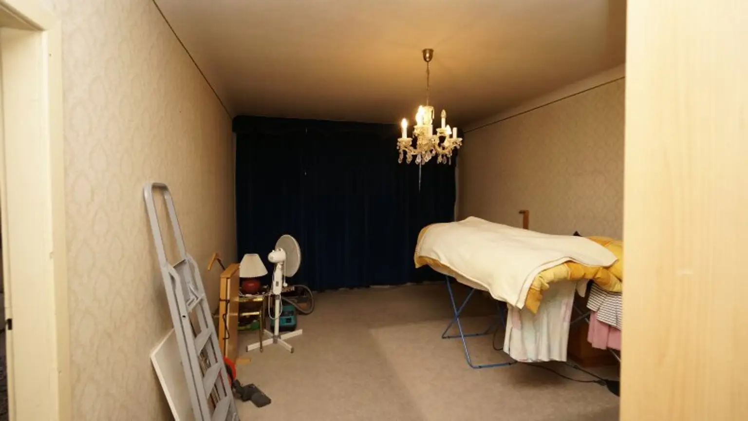 unbefristet vermietete 2 Zimmer + Kabinett Wohnung im fünften Liftstock im Eckhaus