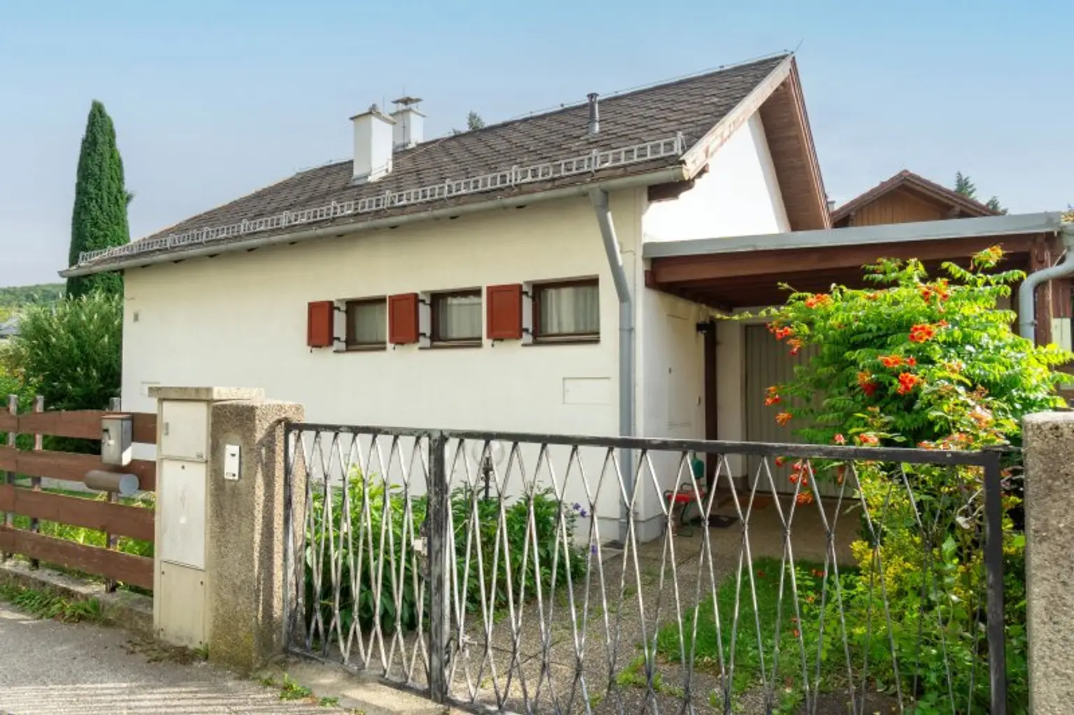 Liebenswertes Haus mit liebevoll gestaltetem Blumengarten, Garage und Keller