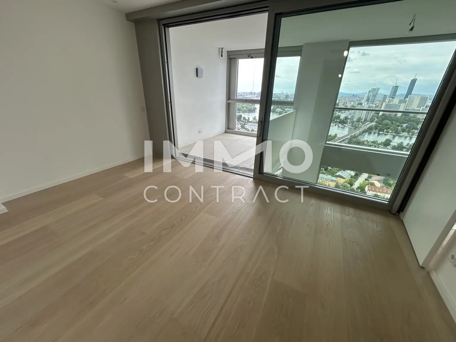 Exklusive Penthouse Wohnung auf 2 Etagen mit atemberaubenden Ausblick auf die Donau und die Innenstadt!