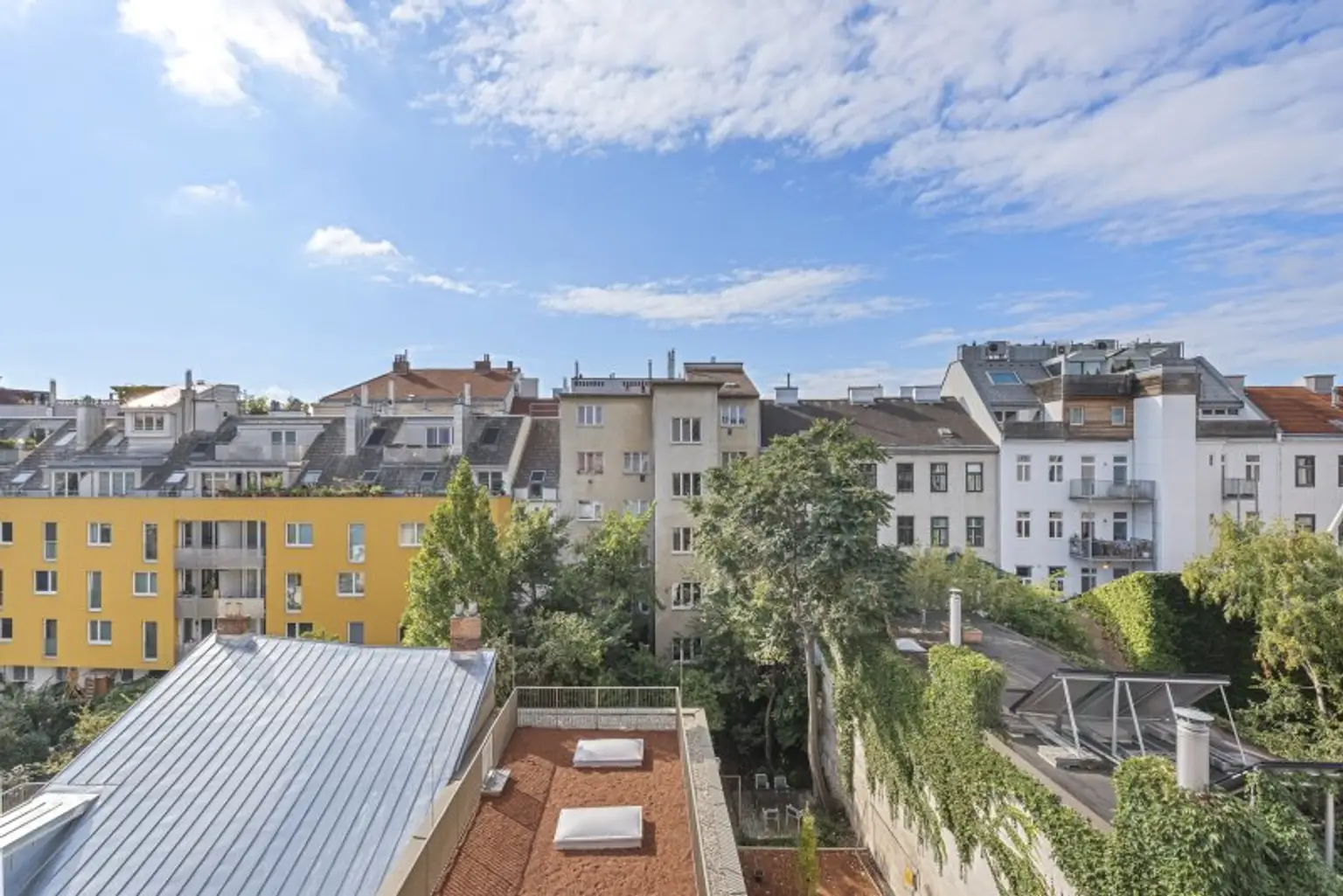 ZUM VERLIEBEN: EIN DACHGESCHOSS-TRAUM MIT BALKON