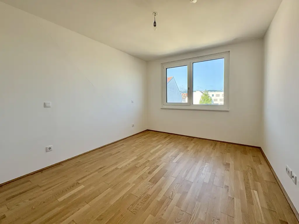 Lichtdurchflutete Dachwohnung mit offenem Wohn-Essbereich