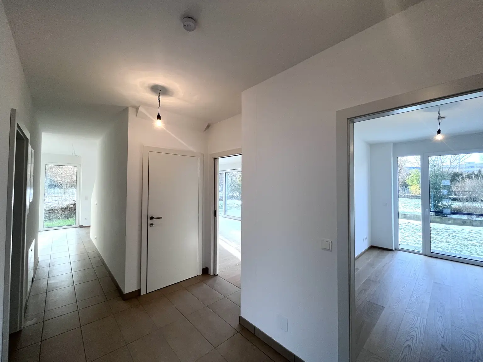 Erstbezug !!! Traumhafte Doppelhaushälfte -  mit 5 Zimmern, Garten, Wohnkeller und Stellplätzen!