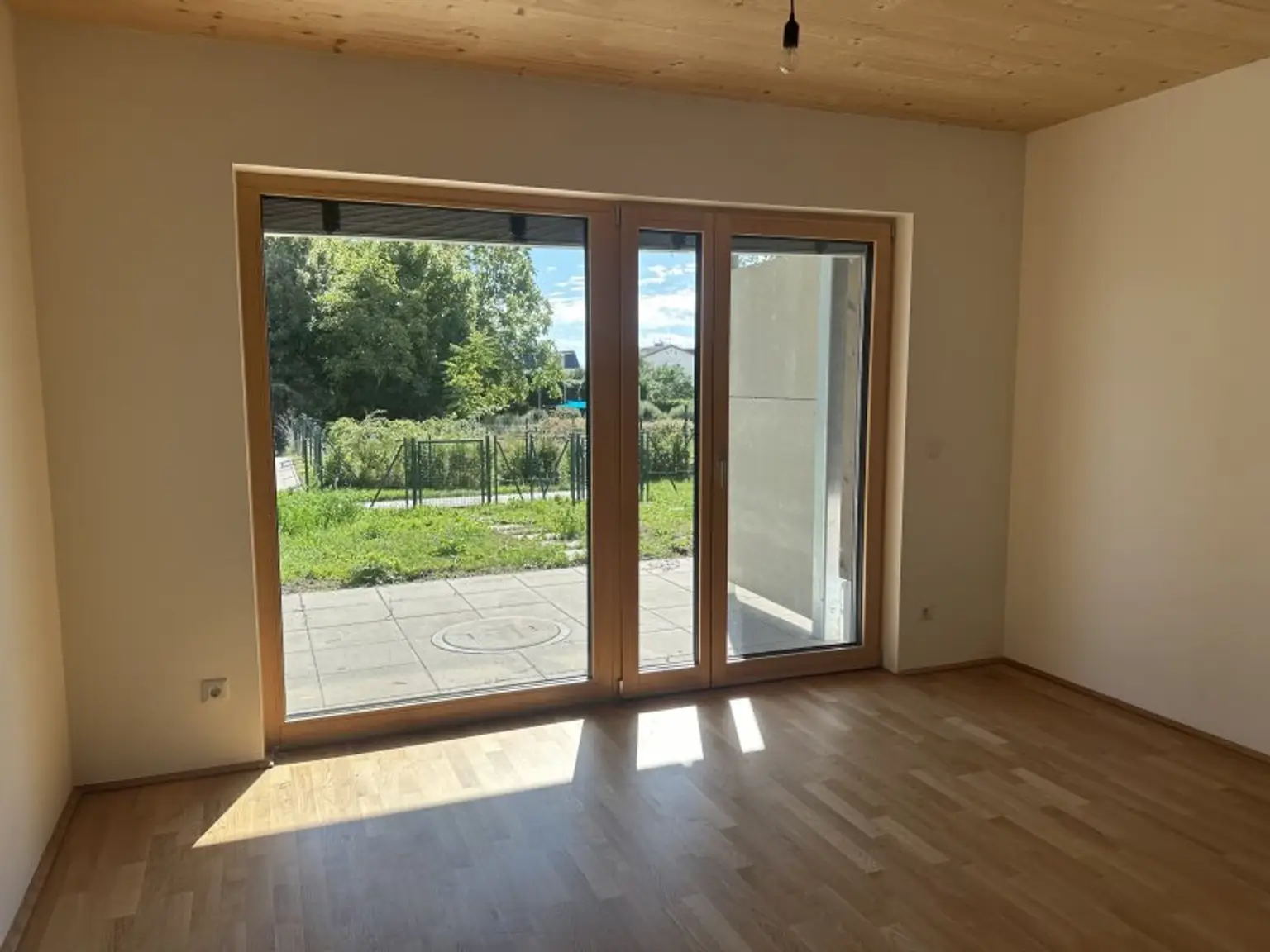 120 Meter zur U1 Oberlaa- Sonnige, barrierefreie Gartenwohnung mit Top U1 Anbindung- inkl. Küche