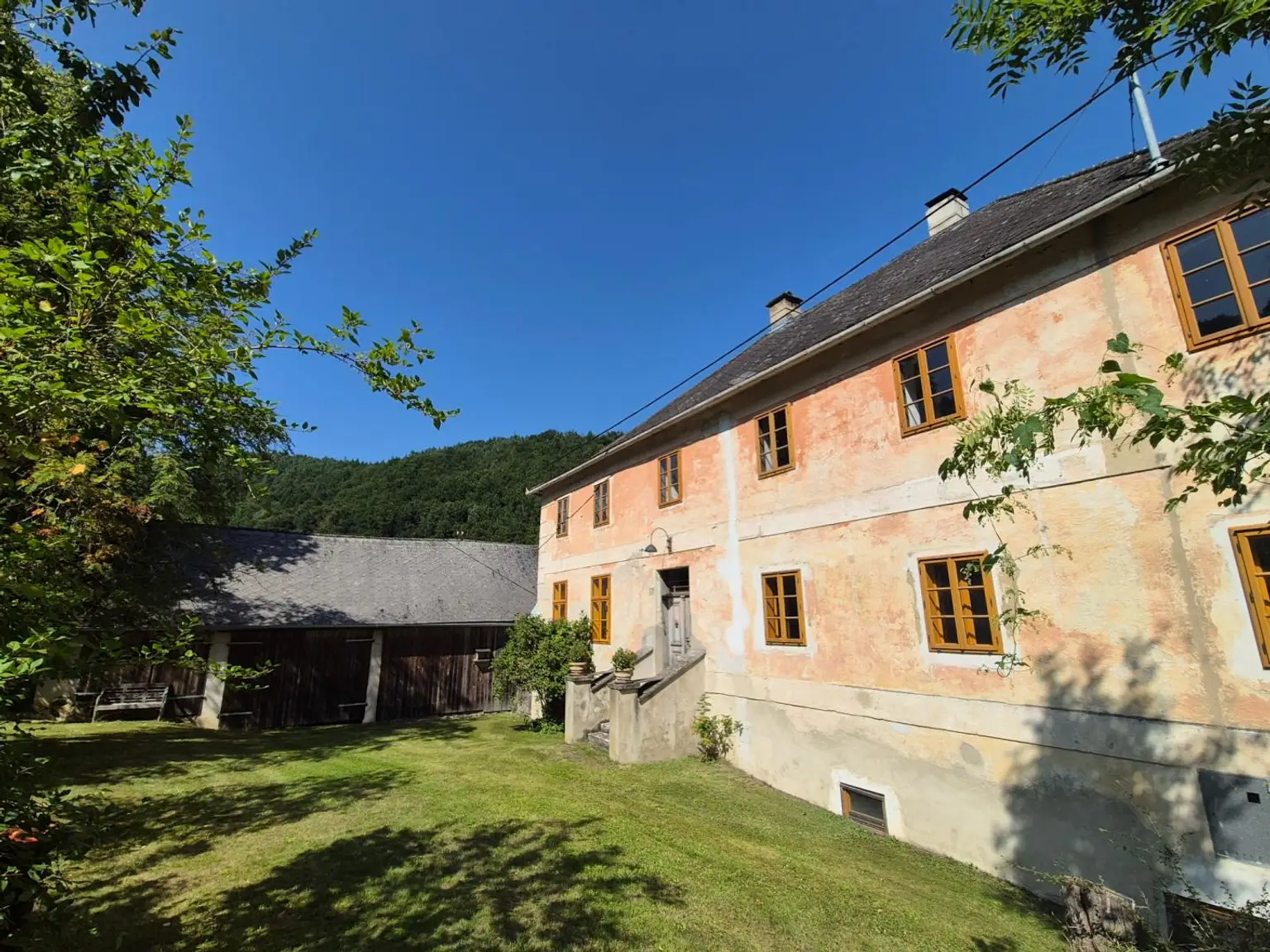 Südansicht mit Schuppen
